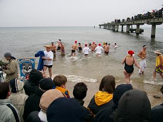 die Tapferen sind im Wasser, die anderen schauen zu