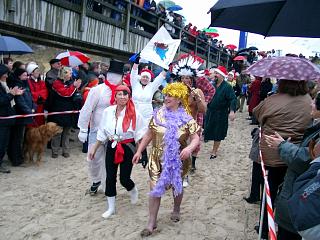 Karnevalsstimmung beim Eisbaden in der Ostsee