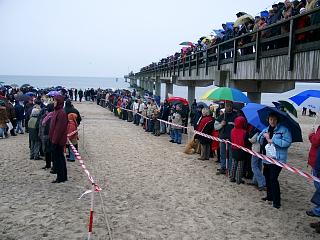 Schaulustige beim Eisbaden