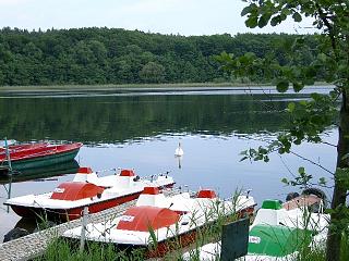 auf stillen Wassern Boot fahren